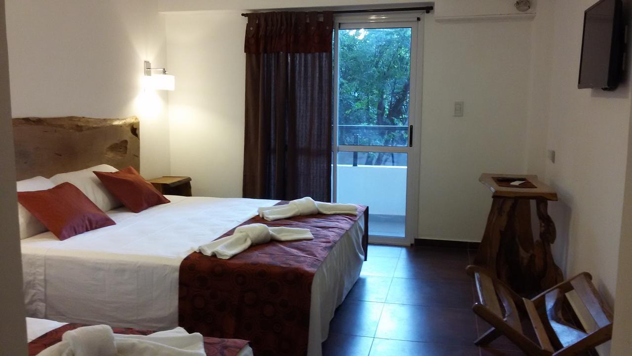Quarto Quádruplo com Cama King-size e Vista da Piscina